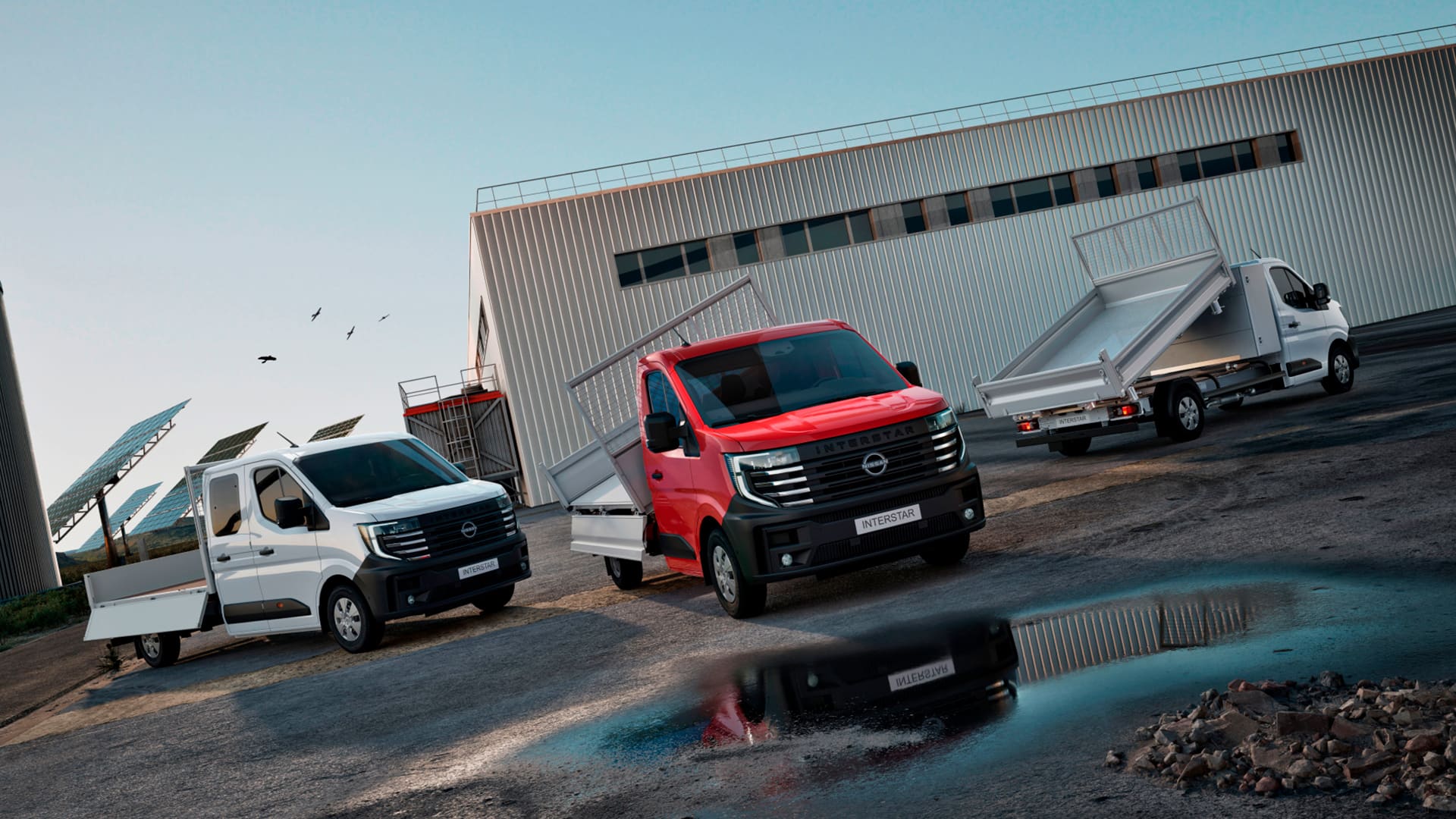 La vidéo montre trois transformations de la Nissan Interstar devant une usine